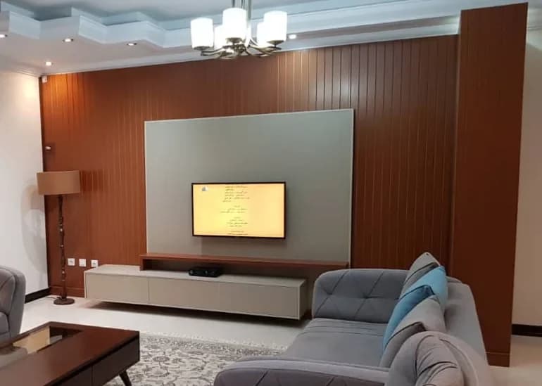 اجرای دیوار تلویزیون طرح چوب با پنل سفید